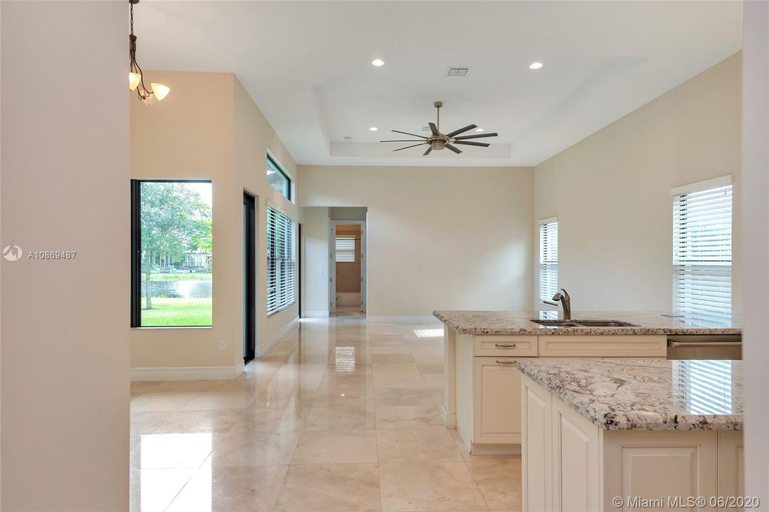 Vendido Recientemente: $924,000 (4 camas, 4 baños, 3745 Pies cuadrados)
