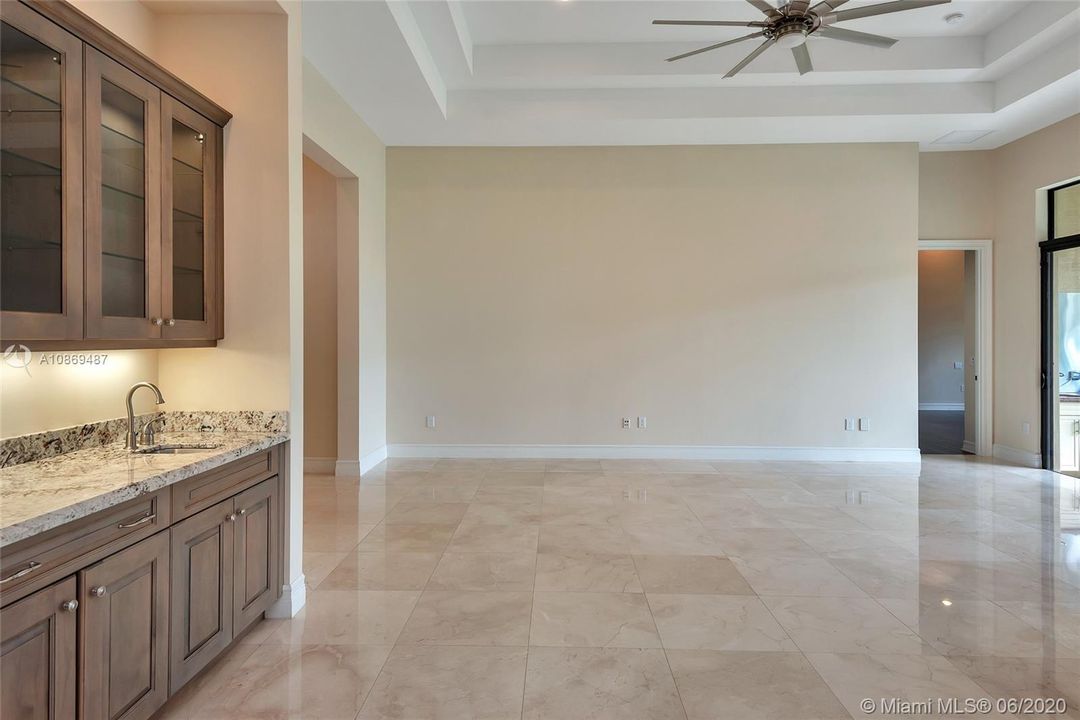Vendido Recientemente: $924,000 (4 camas, 4 baños, 3745 Pies cuadrados)
