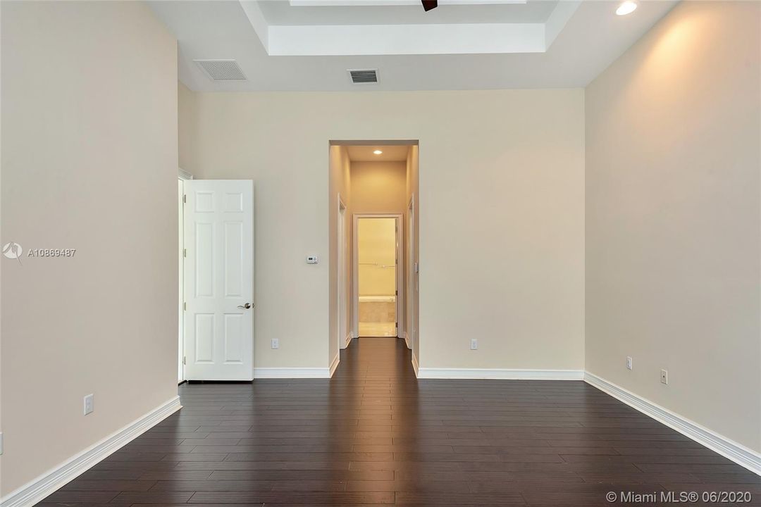 Vendido Recientemente: $924,000 (4 camas, 4 baños, 3745 Pies cuadrados)