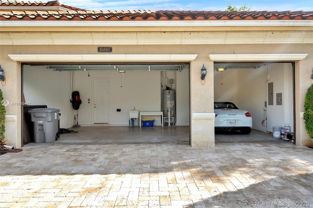 Vendido Recientemente: $924,000 (4 camas, 4 baños, 3745 Pies cuadrados)