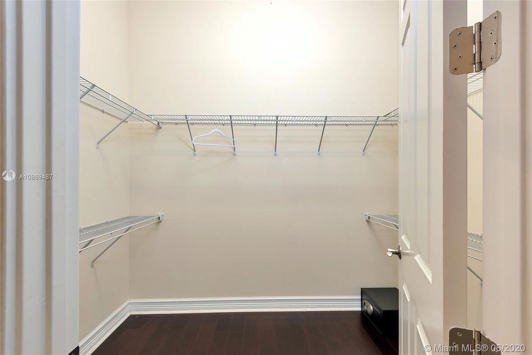 Vendido Recientemente: $924,000 (4 camas, 4 baños, 3745 Pies cuadrados)