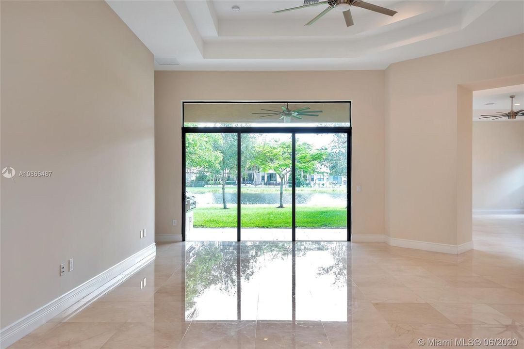 Vendido Recientemente: $924,000 (4 camas, 4 baños, 3745 Pies cuadrados)