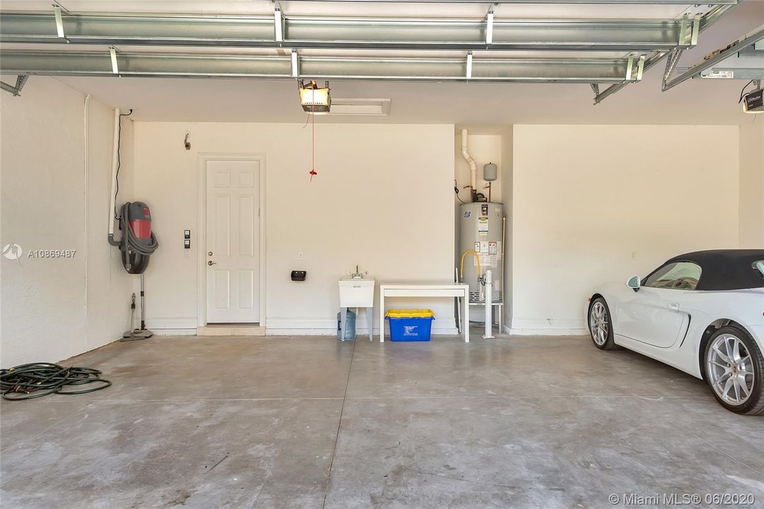 Vendido Recientemente: $924,000 (4 camas, 4 baños, 3745 Pies cuadrados)