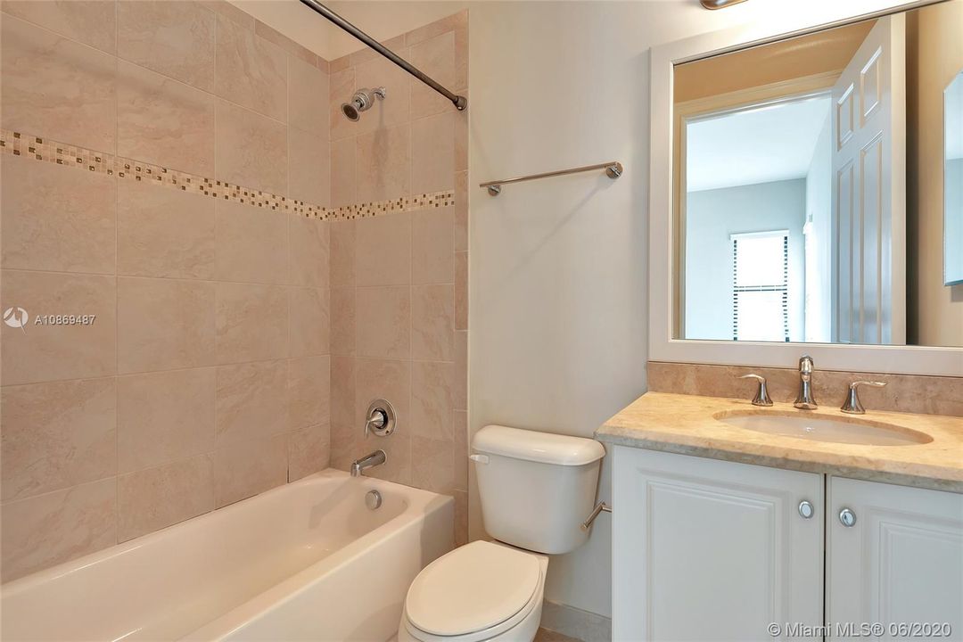 Vendido Recientemente: $924,000 (4 camas, 4 baños, 3745 Pies cuadrados)