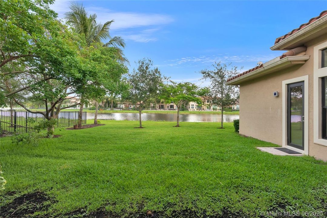 Vendido Recientemente: $924,000 (4 camas, 4 baños, 3745 Pies cuadrados)