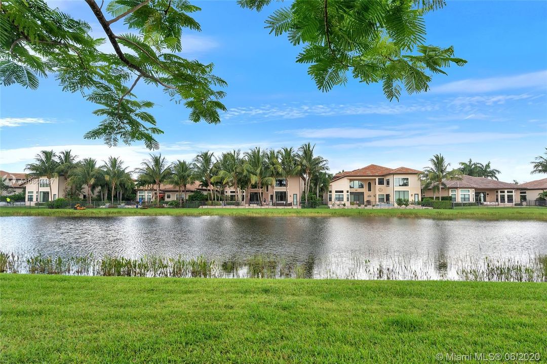 Vendido Recientemente: $924,000 (4 camas, 4 baños, 3745 Pies cuadrados)