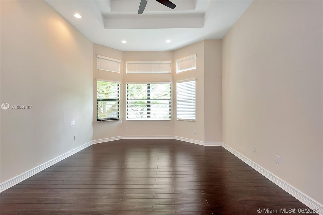 Vendido Recientemente: $924,000 (4 camas, 4 baños, 3745 Pies cuadrados)
