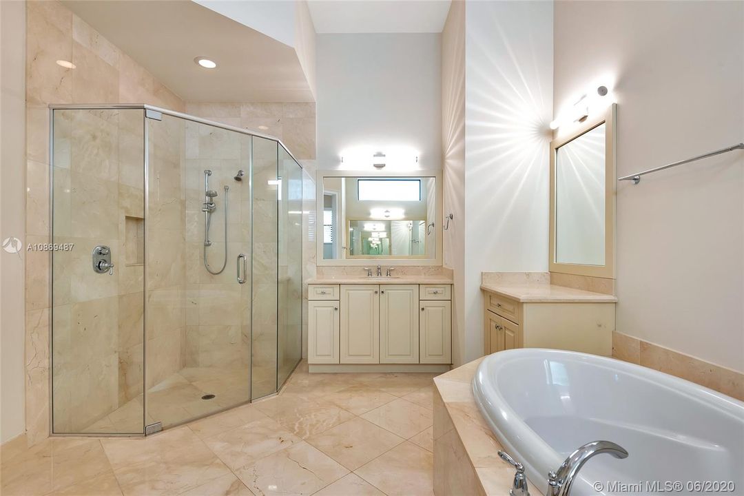 Vendido Recientemente: $924,000 (4 camas, 4 baños, 3745 Pies cuadrados)