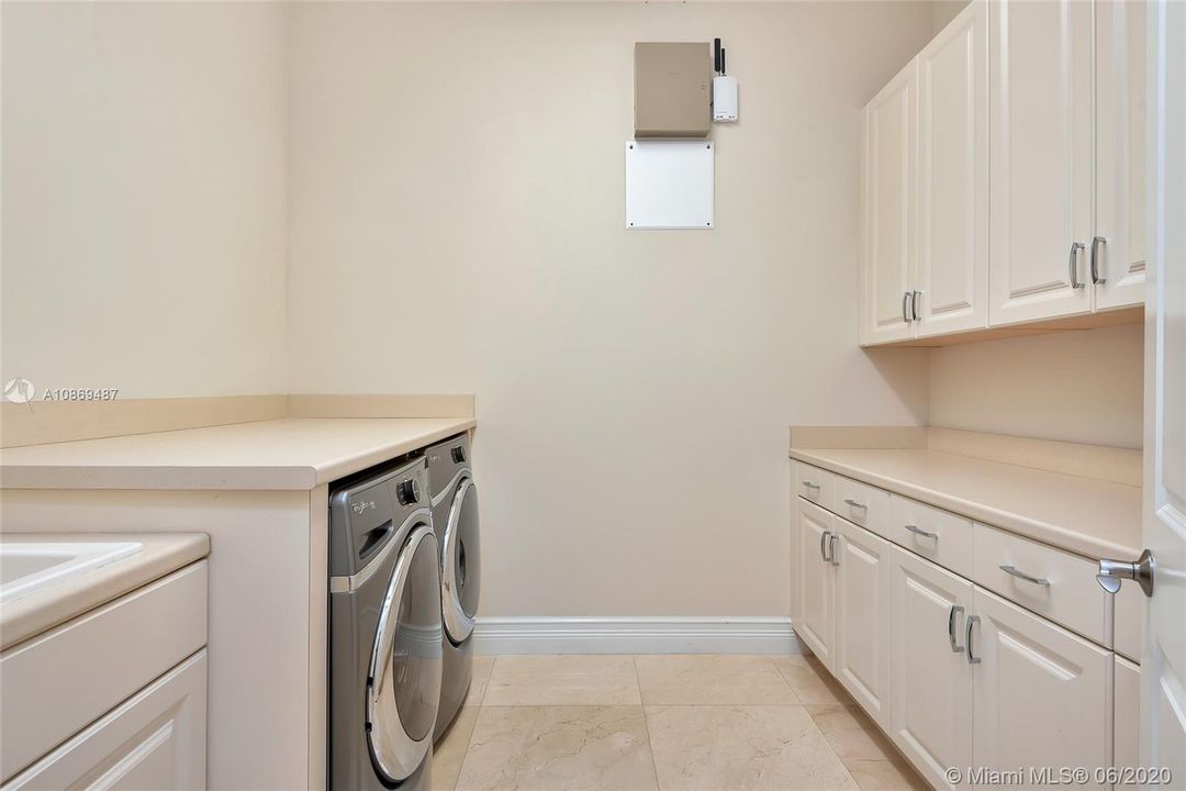 Vendido Recientemente: $924,000 (4 camas, 4 baños, 3745 Pies cuadrados)