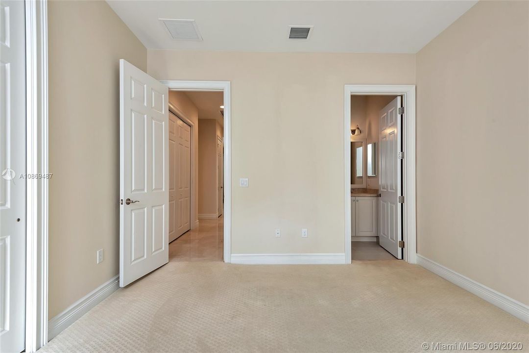 Vendido Recientemente: $924,000 (4 camas, 4 baños, 3745 Pies cuadrados)