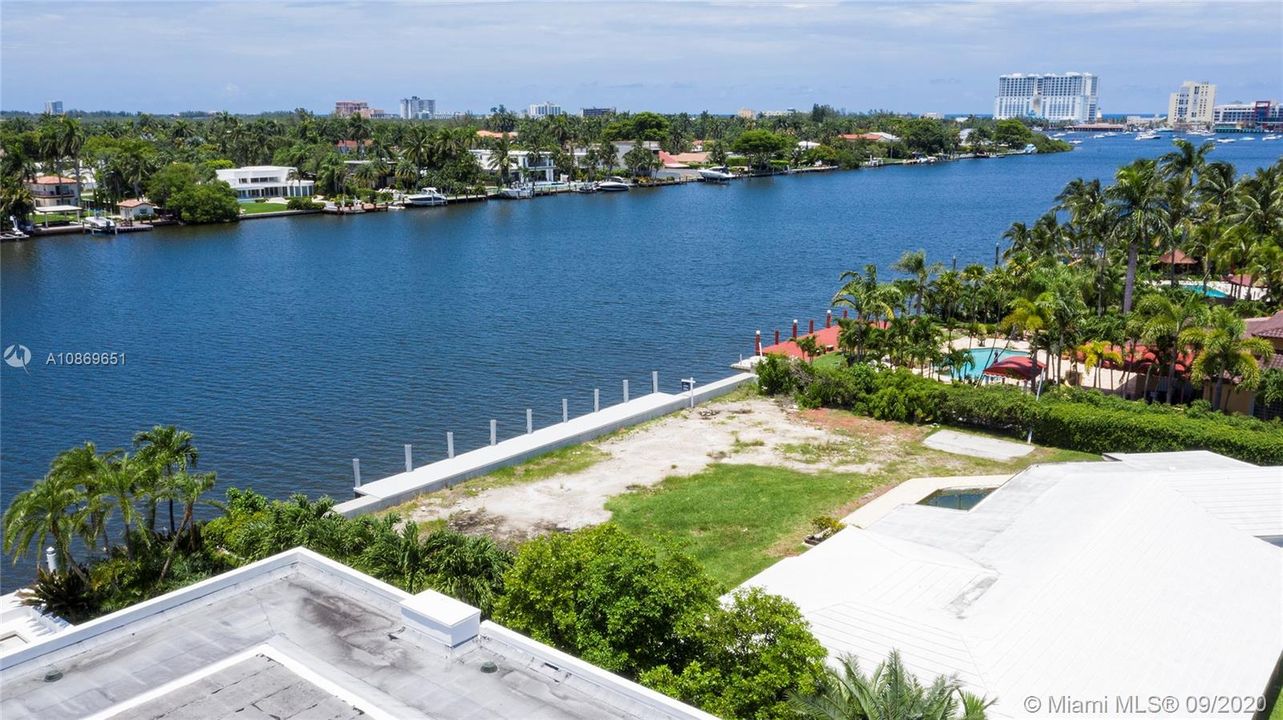 Vendido Recientemente: $2,695,000 (0.75 acres)