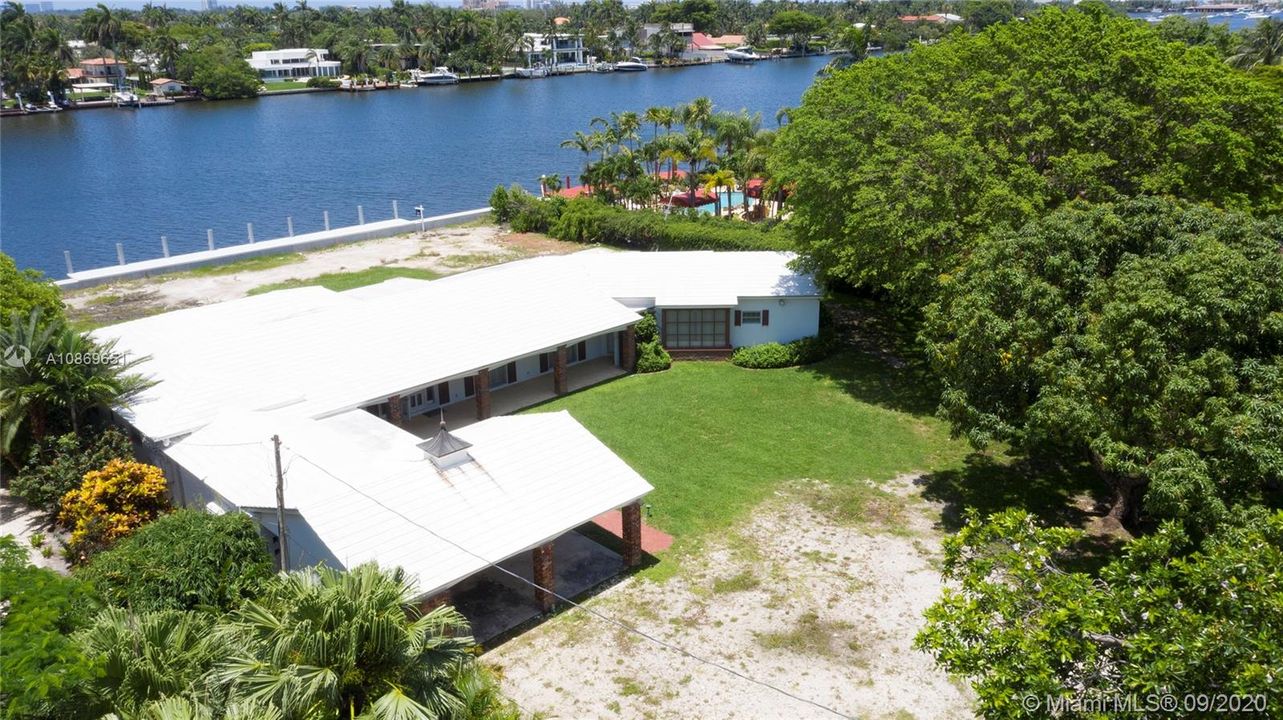 Vendido Recientemente: $2,695,000 (0.75 acres)