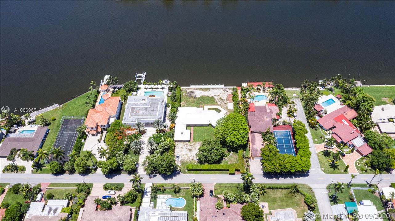 Vendido Recientemente: $2,695,000 (0.75 acres)