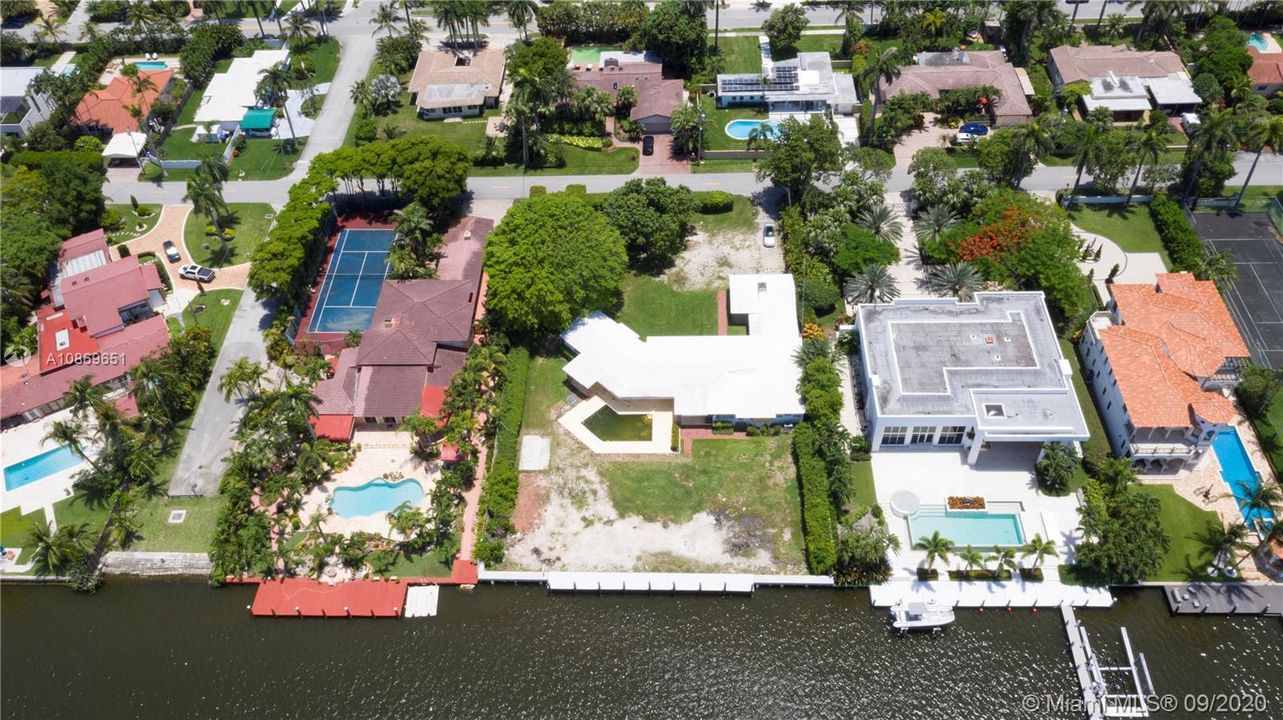 Vendido Recientemente: $2,695,000 (0.75 acres)