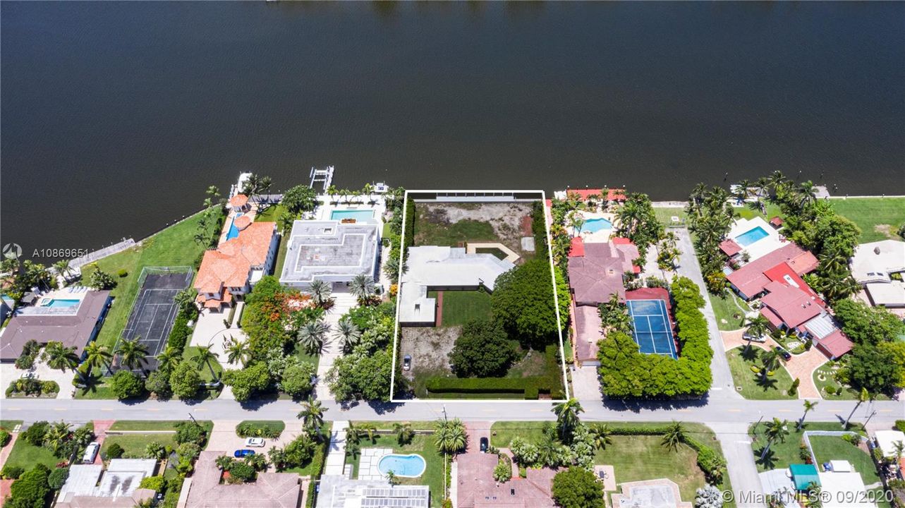 Vendido Recientemente: $2,695,000 (0.75 acres)