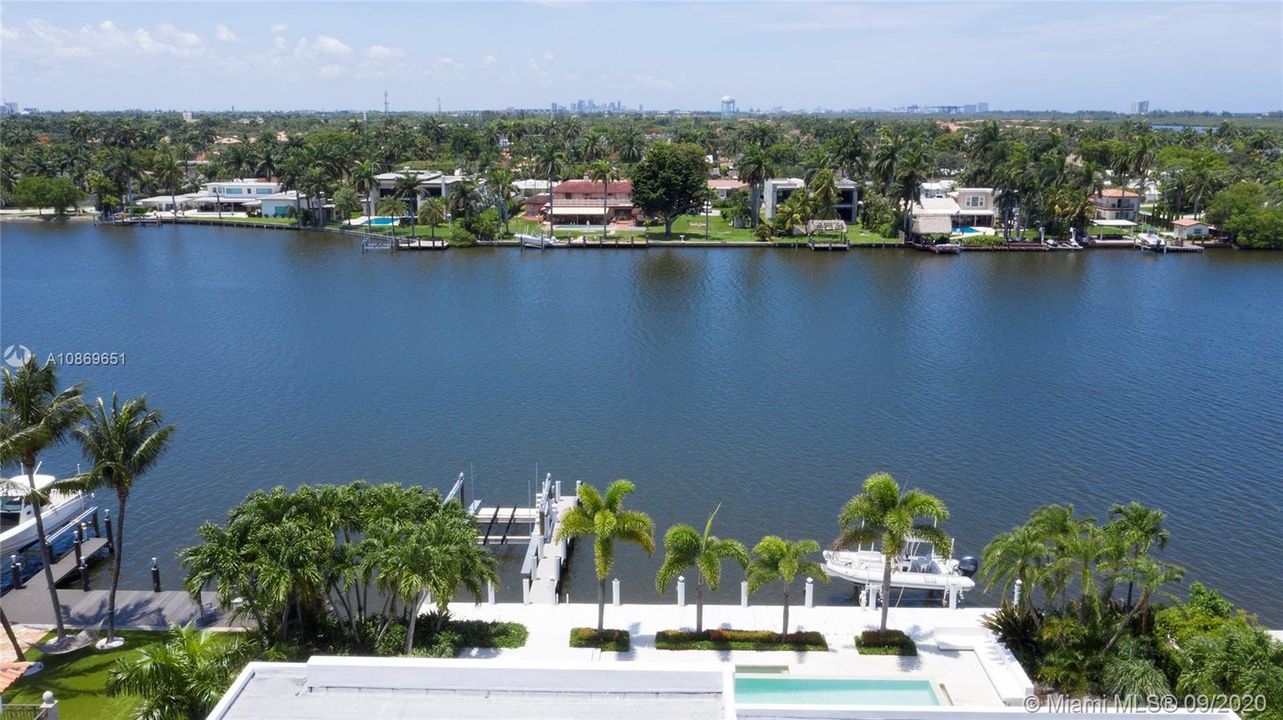 Vendido Recientemente: $2,695,000 (0.75 acres)