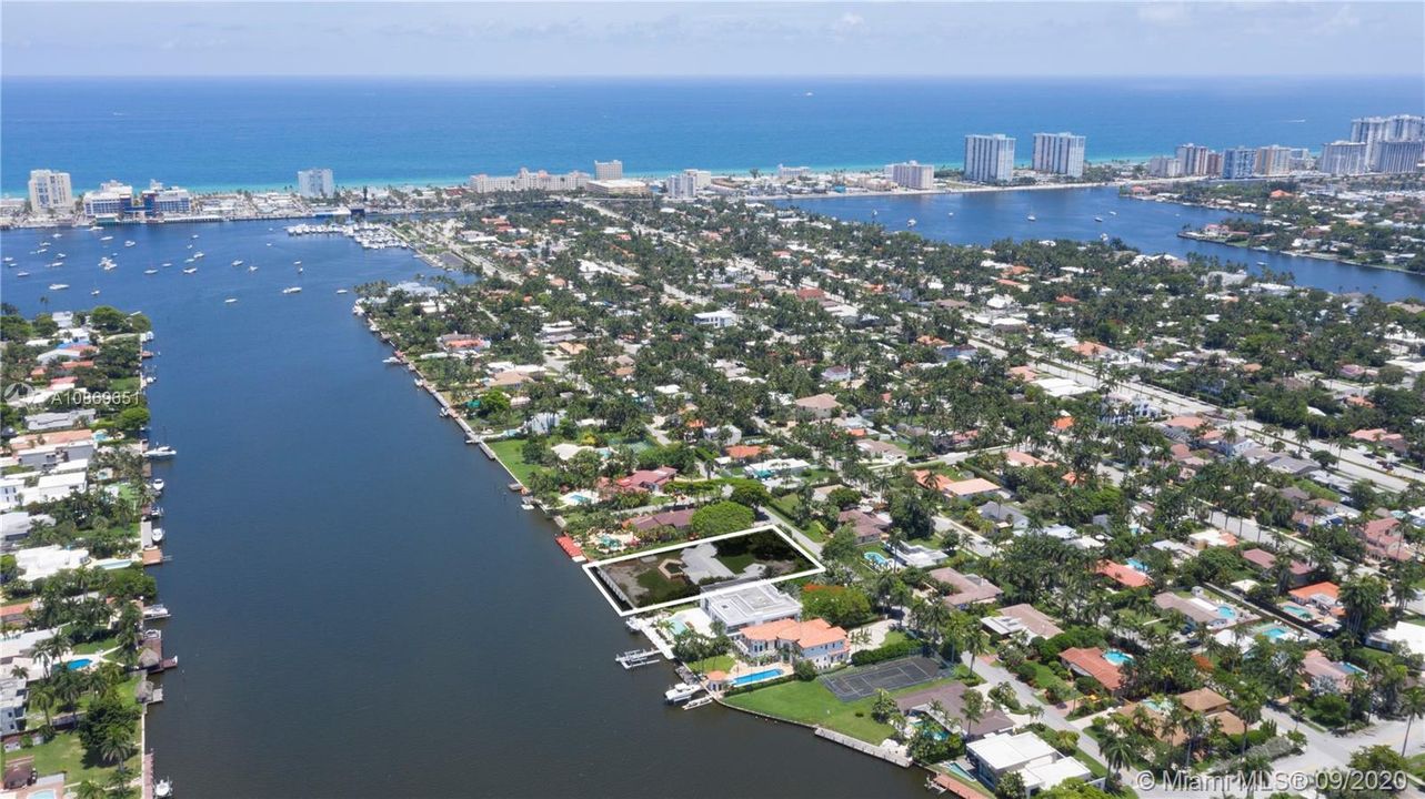 Vendido Recientemente: $2,695,000 (0.75 acres)