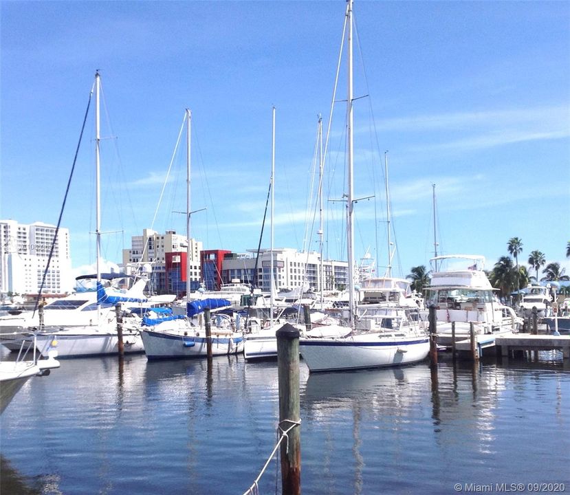 Vendido Recientemente: $2,695,000 (0.75 acres)