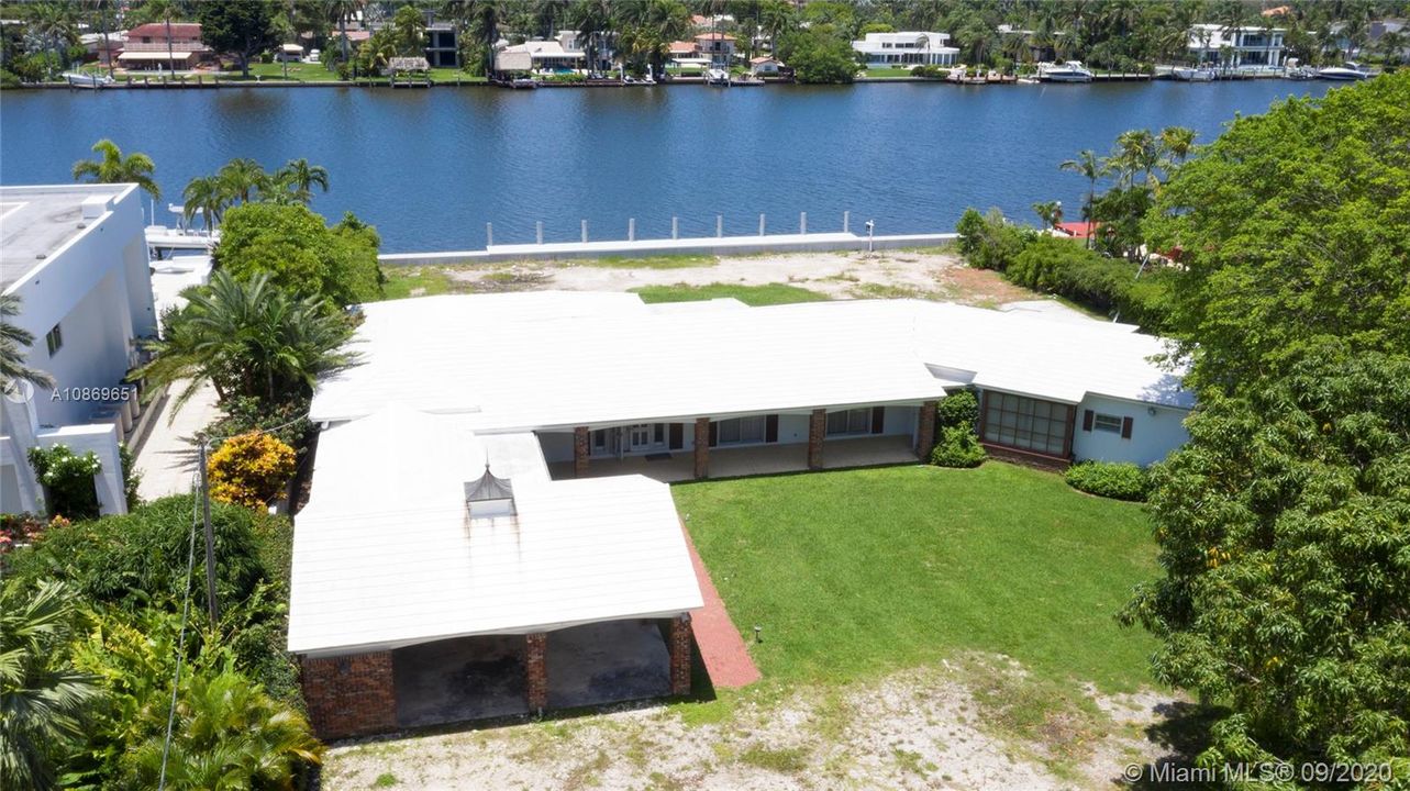 Vendido Recientemente: $2,695,000 (0.75 acres)