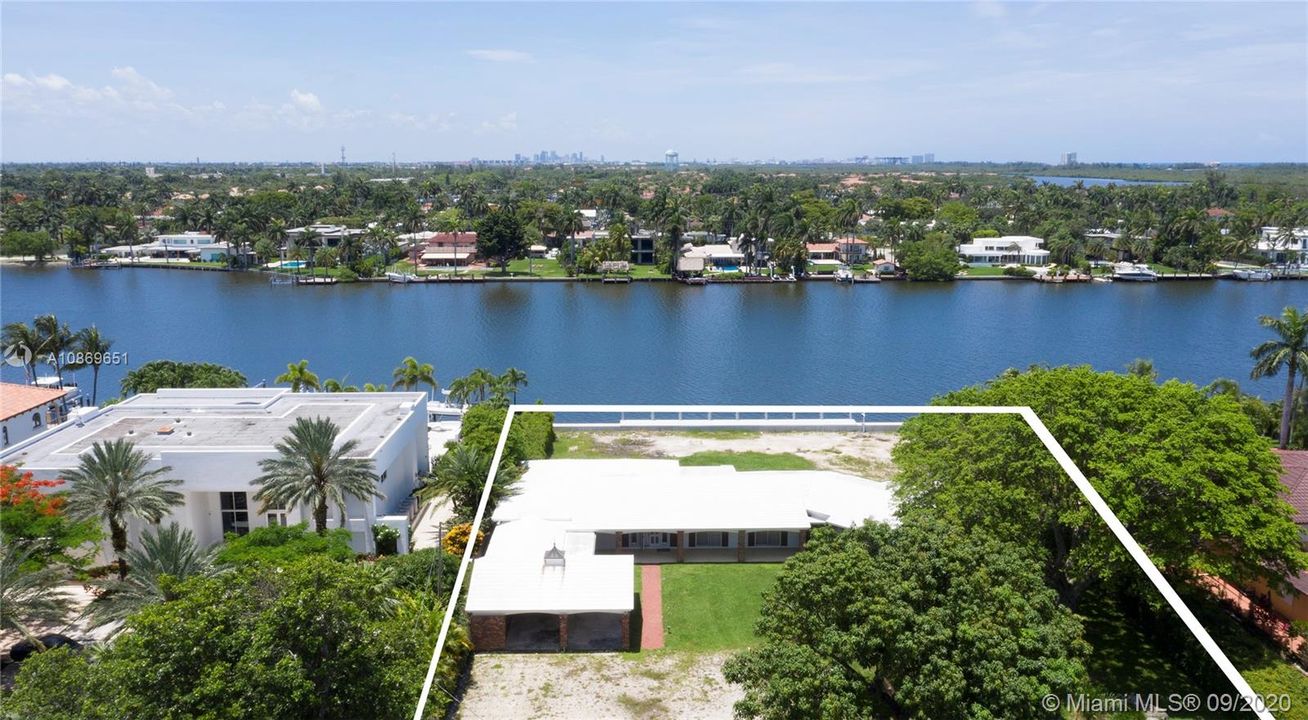 Vendido Recientemente: $2,695,000 (0.75 acres)