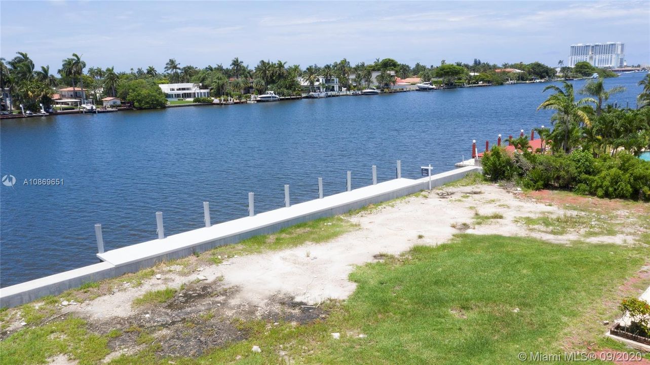 Vendido Recientemente: $2,695,000 (0.75 acres)