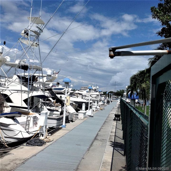 Vendido Recientemente: $2,695,000 (0.75 acres)