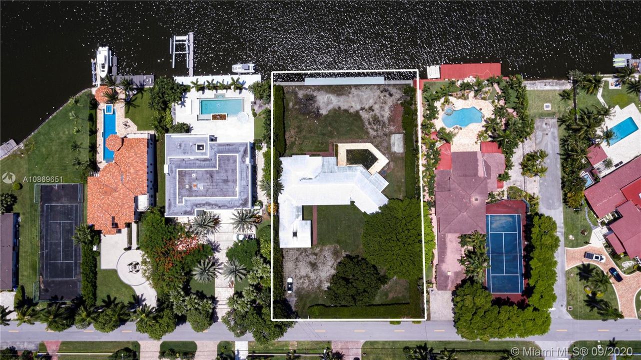 Vendido Recientemente: $2,695,000 (0.75 acres)