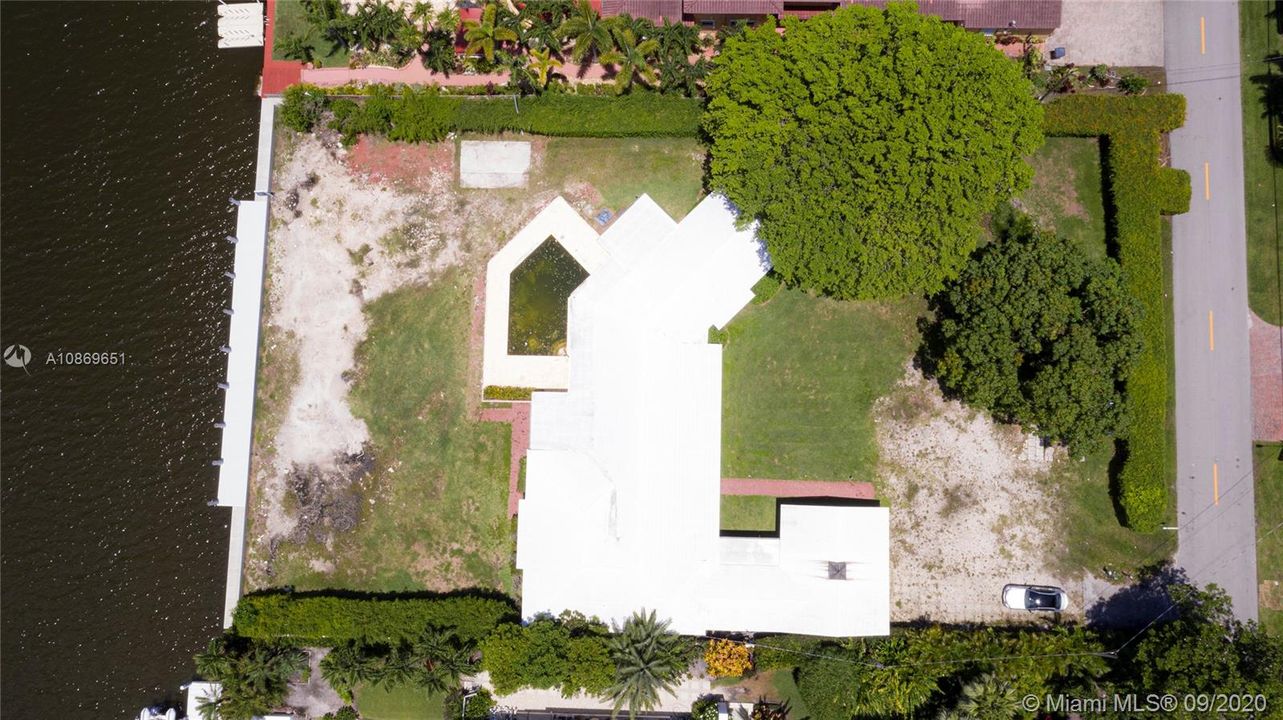 Vendido Recientemente: $2,695,000 (0.75 acres)