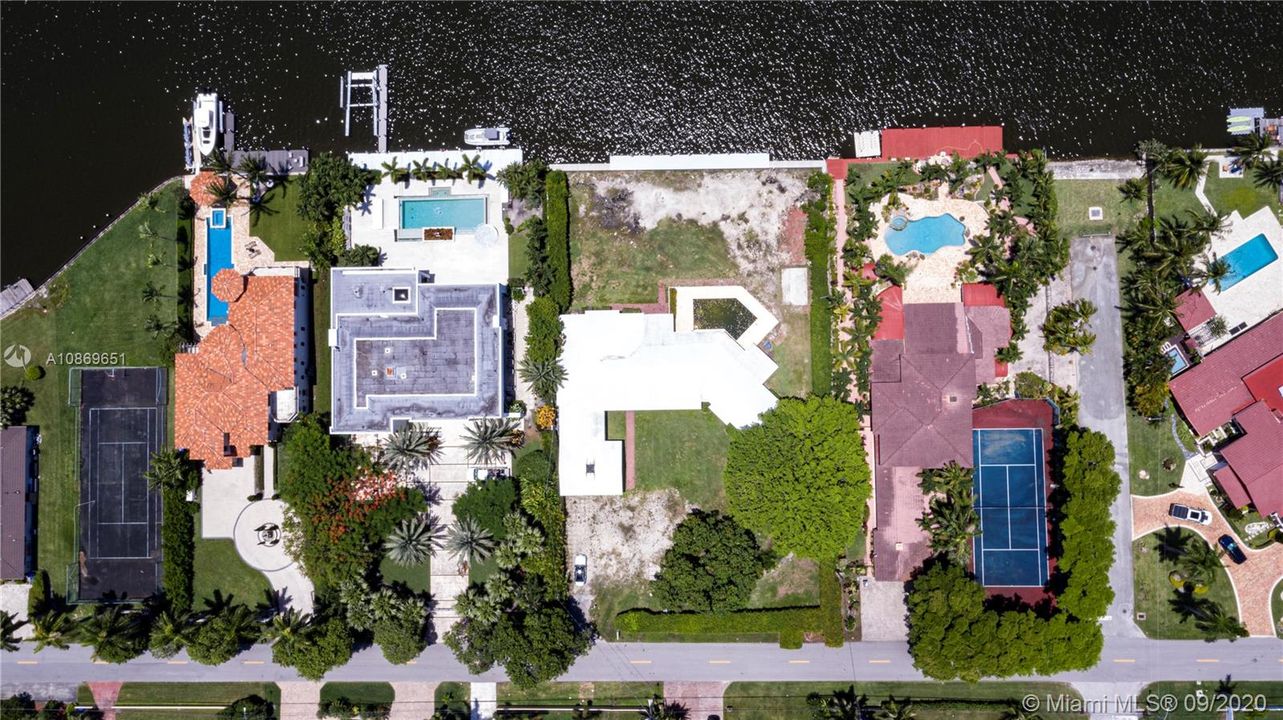 Vendido Recientemente: $2,695,000 (0.75 acres)