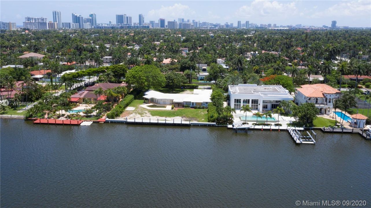 Vendido Recientemente: $2,695,000 (0.75 acres)