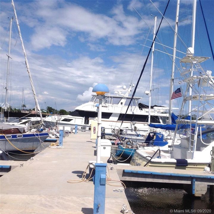 Vendido Recientemente: $2,695,000 (0.75 acres)