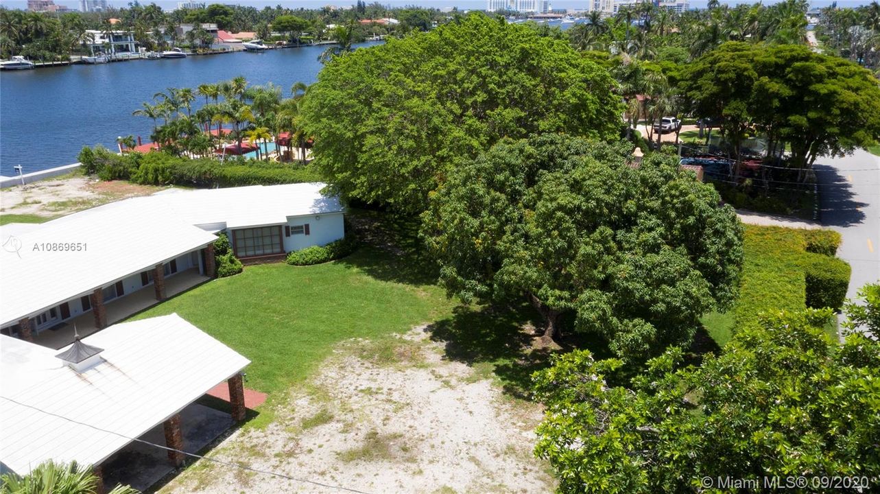 Vendido Recientemente: $2,695,000 (0.75 acres)