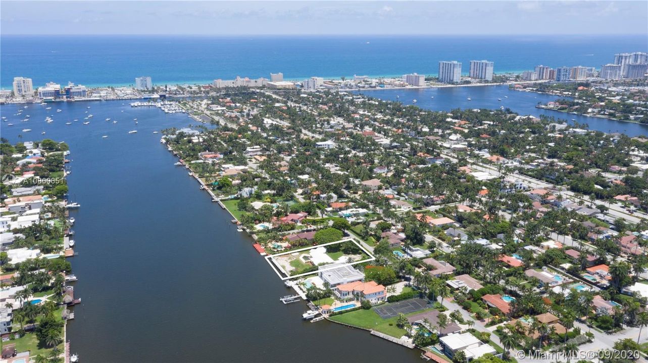 Vendido Recientemente: $2,695,000 (0.75 acres)