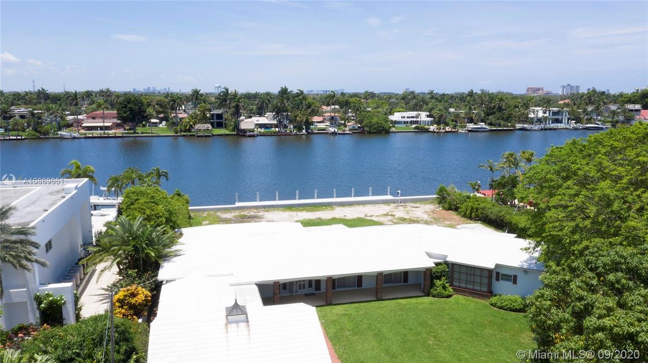 Vendido Recientemente: $2,695,000 (0.75 acres)