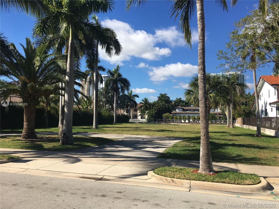 Недавно продано: $3,700,000 (0.40 acres)