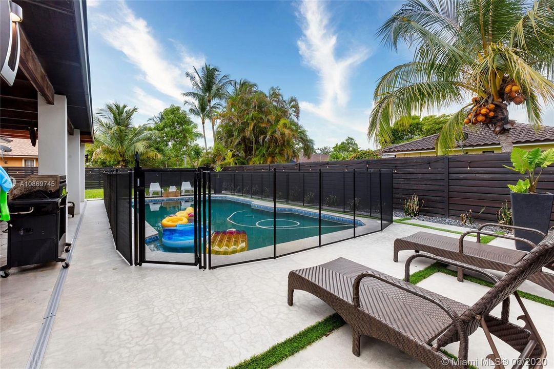 Recently Sold: $649,000 (3 beds, 3 baths, 2098 Square Feet)