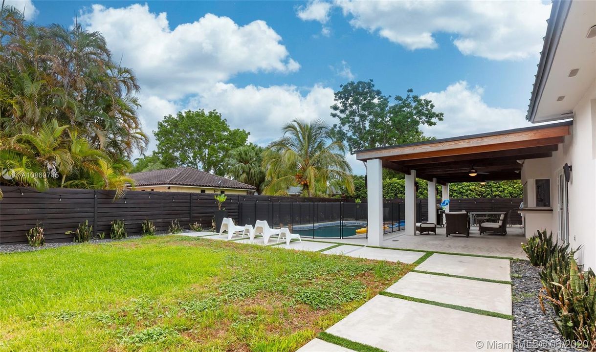 Recently Sold: $649,000 (3 beds, 3 baths, 2098 Square Feet)