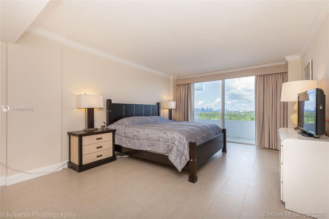Recently Sold: $800,000 (2 beds, 2 baths, 1260 Square Feet)