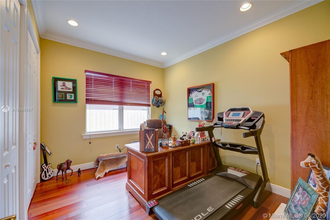 Vendido Recientemente: $949,000 (4 camas, 3 baños, 3353 Pies cuadrados)