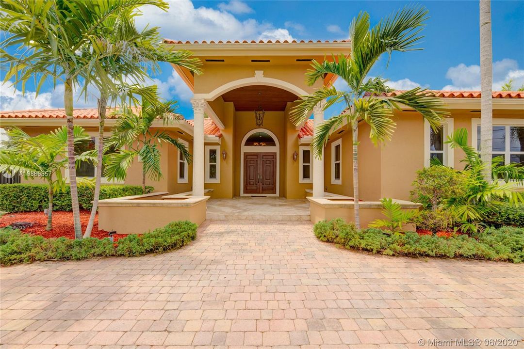 Vendido Recientemente: $949,000 (4 camas, 3 baños, 3353 Pies cuadrados)