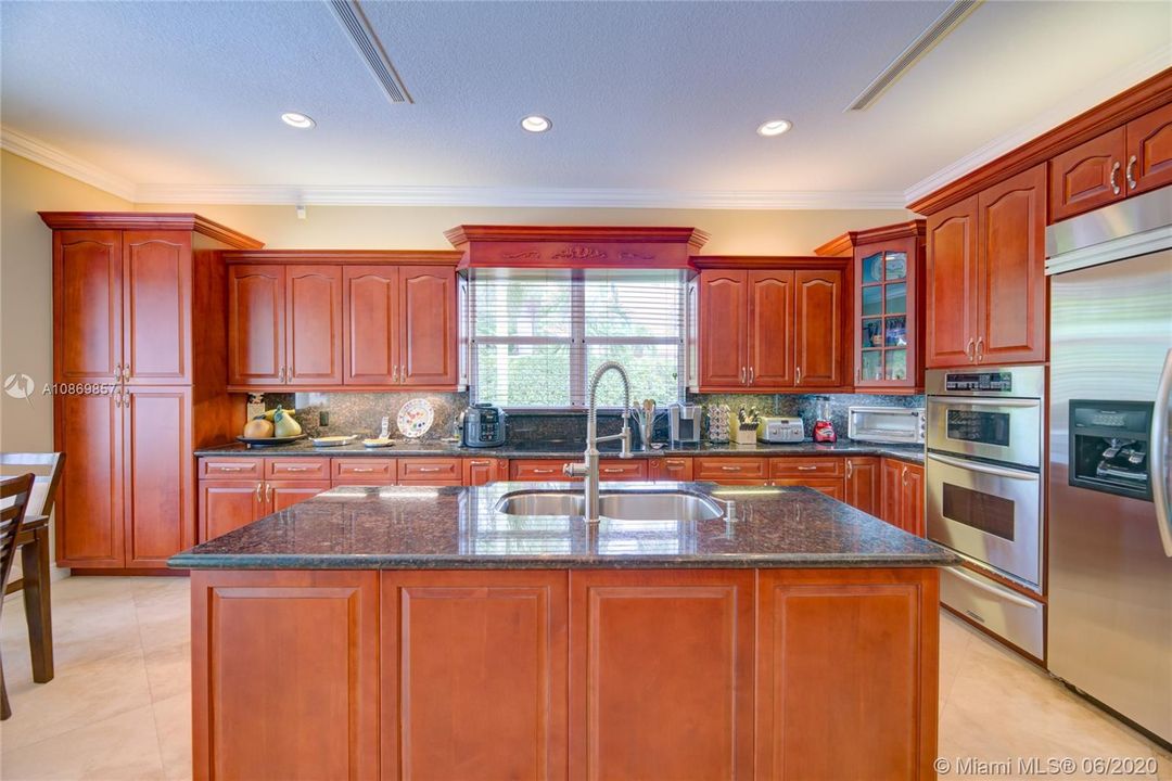 Vendido Recientemente: $949,000 (4 camas, 3 baños, 3353 Pies cuadrados)