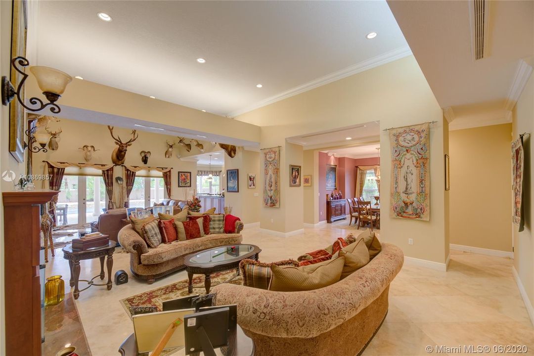 Vendido Recientemente: $949,000 (4 camas, 3 baños, 3353 Pies cuadrados)