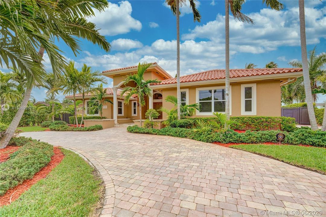 Vendido Recientemente: $949,000 (4 camas, 3 baños, 3353 Pies cuadrados)
