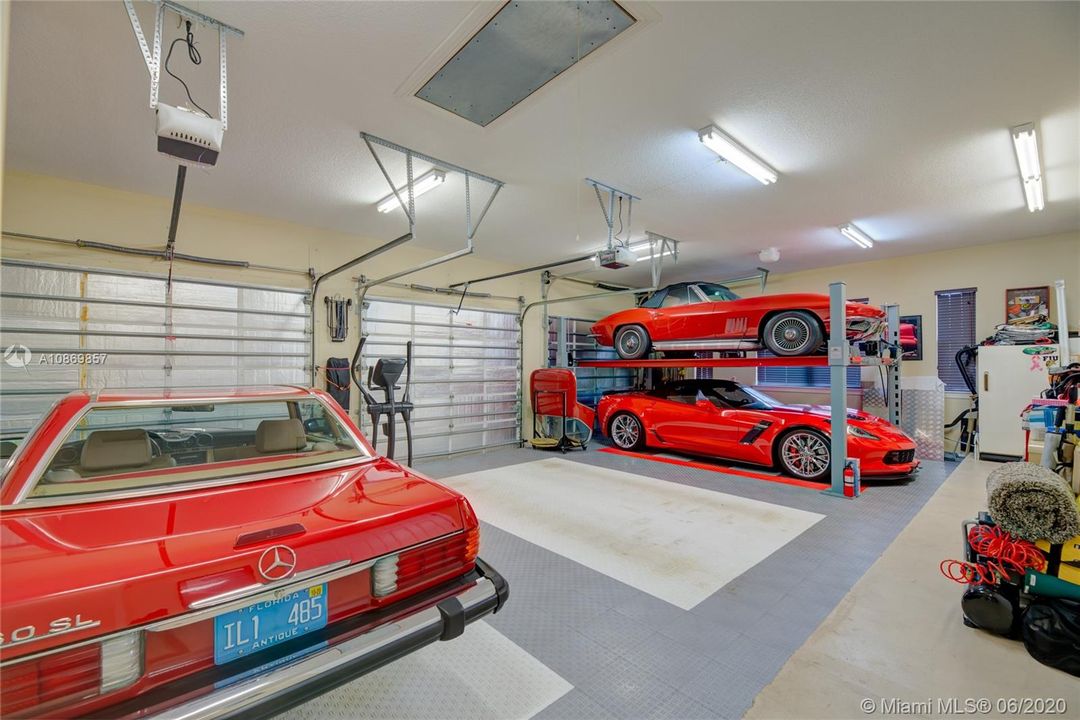 Vendido Recientemente: $949,000 (4 camas, 3 baños, 3353 Pies cuadrados)