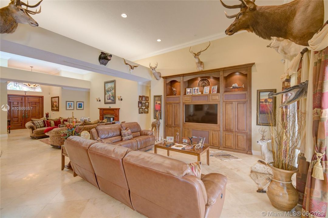 Vendido Recientemente: $949,000 (4 camas, 3 baños, 3353 Pies cuadrados)