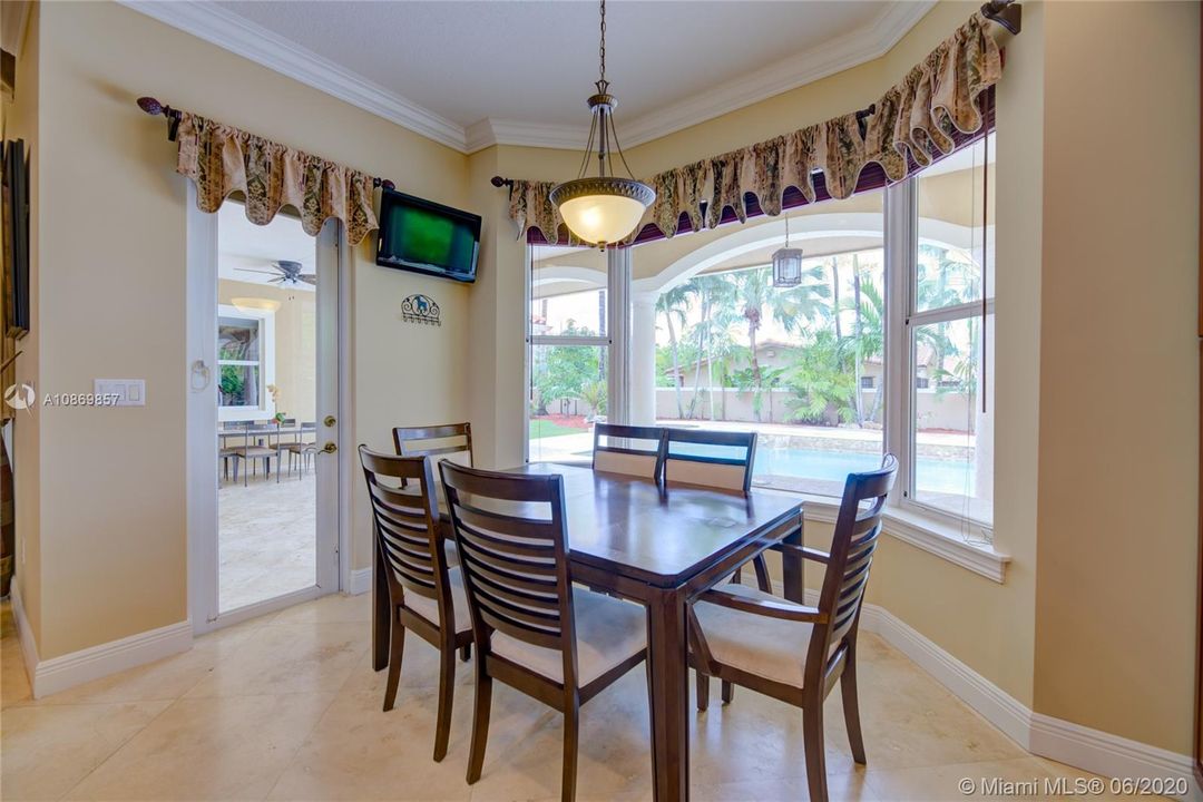 Vendido Recientemente: $949,000 (4 camas, 3 baños, 3353 Pies cuadrados)