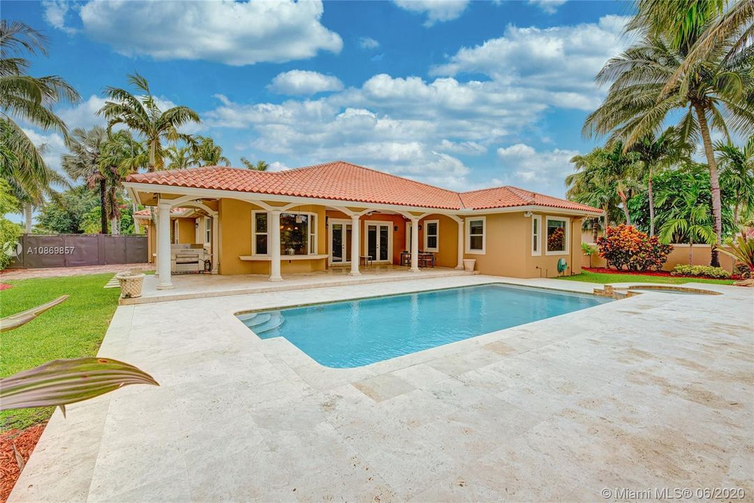 Vendido Recientemente: $949,000 (4 camas, 3 baños, 3353 Pies cuadrados)