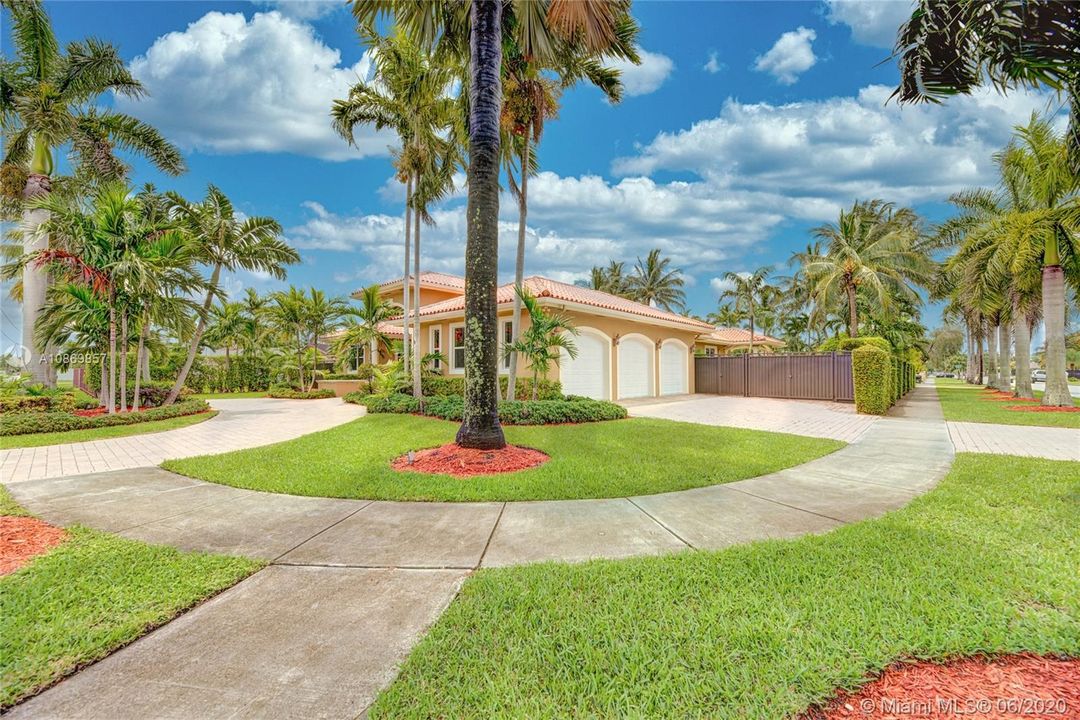 Vendido Recientemente: $949,000 (4 camas, 3 baños, 3353 Pies cuadrados)