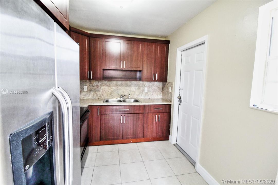 Recently Sold: $189,000 (3 beds, 1 baths, 884 Square Feet)
