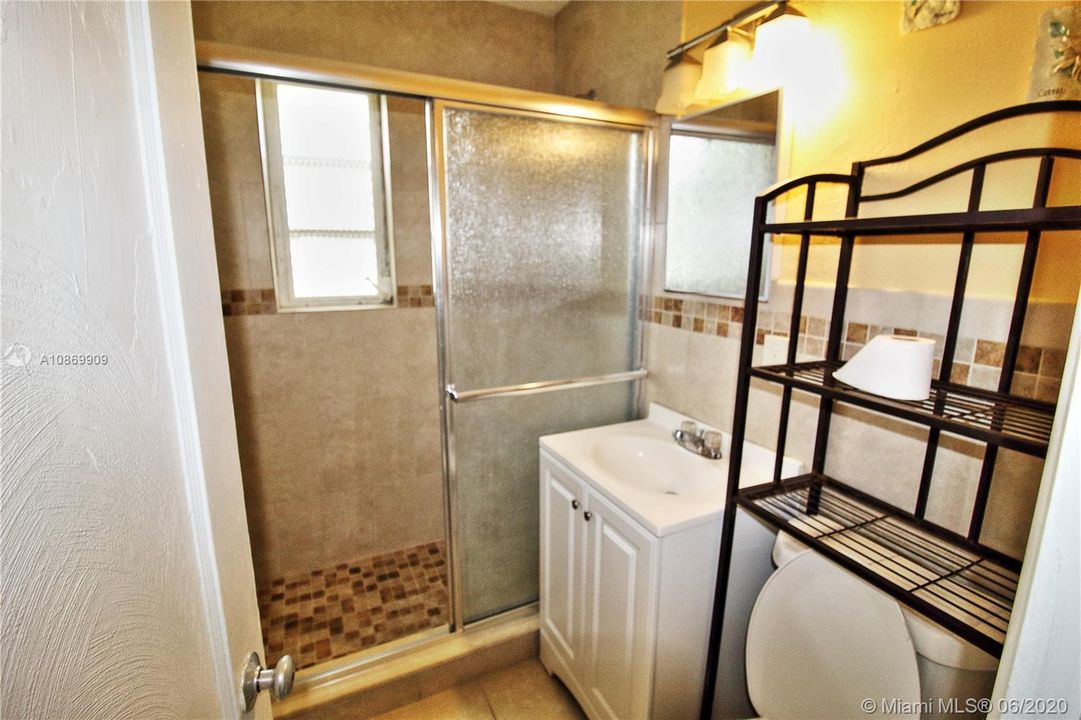 Recently Sold: $189,000 (3 beds, 1 baths, 884 Square Feet)
